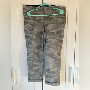 NWOT Democracy size 16 cropped grey/green camo jeans